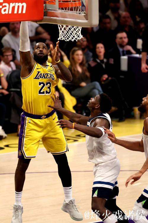 詹姆斯三双克内克特20+8 湖人大胜马刺止3连败